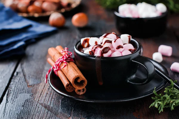 Chocolate Quente Com Doces Marshmallow Xícara Cerâmica Preta Velho Fundo — Fotografia de Stock