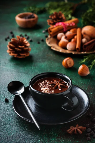 Heiße Schokolade Mit Anis Und Nüssen Schwarzer Keramiktasse Auf Altem — Stockfoto