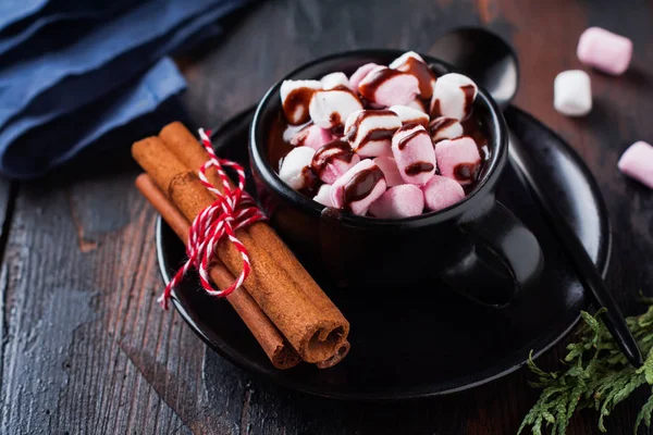 Heiße Schokolade Mit Marshmallow Bonbons Schwarzer Keramiktasse Auf Altem Dunklem — Stockfoto