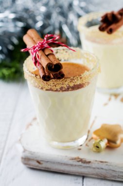 Yumurta likörü geleneksel Noel içki milkshake ışık eski zemin üzerine tarçın ile. Seçici odak.