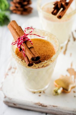 Yumurta likörü geleneksel Noel içki milkshake ışık eski zemin üzerine tarçın ile. Seçici odak.