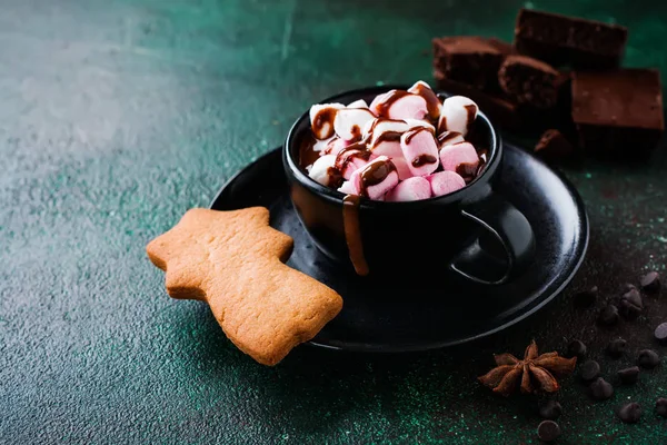 Chocolate Quente Com Anis Nozes Xícara Cerâmica Preta Fundo Concreto — Fotografia de Stock
