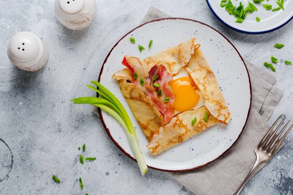 Crepe Con Huevo Frito Queso Tocino Cebolla Verde Para Desayuno — Foto de Stock