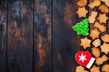 Noel tebrik kartı gingerbread eski ahşap antika arka plan ile. Yeni yıl kartı. Üstten görünüm alanı ile.