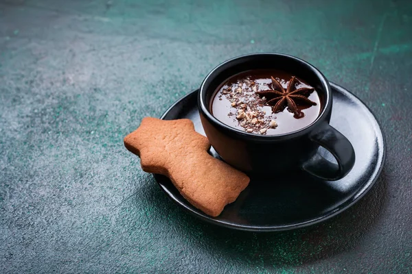 Chocolate Quente Com Anis Nozes Xícara Cerâmica Preta Fundo Concreto — Fotografia de Stock