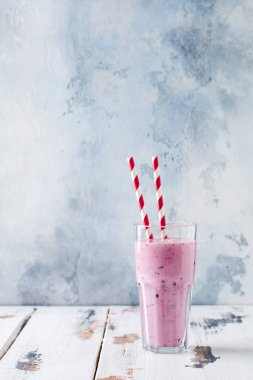 Çikolata, berry ve vanilya güler yüzlü iç. Kilo kaybı, fitness, sağlıklı yaşam kavramı. Sağlıklı organik beslenme sallıyor.