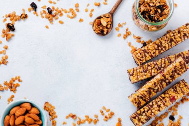 Fındık, meyve ve çilek whhite taş masada Mısır gevreği granola bar. Granola bar. Sağlıklı snack. Üstten Görünüm.