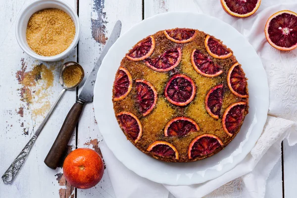 Torta Arancia Rossa Rovesciata Vecchio Sfondo Legno Chiaro Stile Rustico — Foto Stock