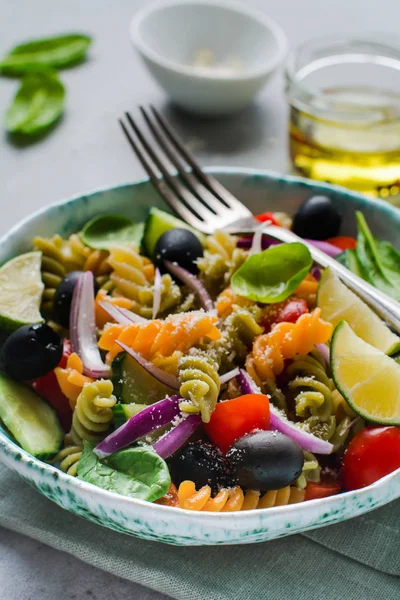 Salada Massas Com Fusilli Colorido Legumes Uma Placa Cerâmica Vista — Fotografia de Stock