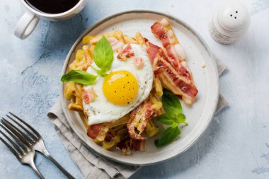 Hafif eski beton arka plan üzerinde kahvaltı için kızarmış pastırma, yumurta ve baharat ve fesleğen ile parmesan peyniri ile Peynir Waffle. Üstte görüntü.