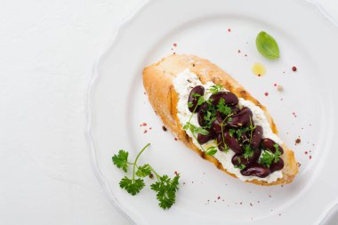 Barbunya, sarımsak, zeytinyağı ve beyaz zemin üzerine Lor peynir sandviç. Meksika mutfağı. Üstten görünüm.