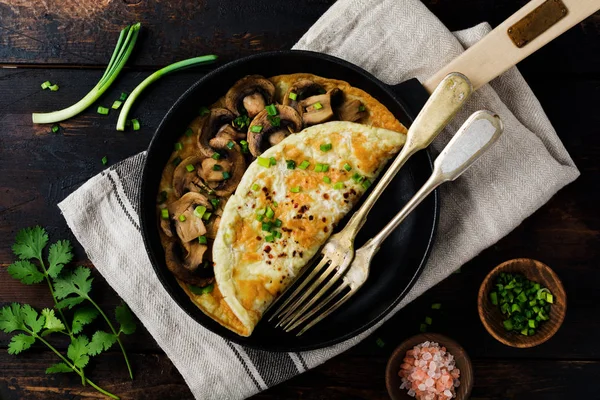 Tortilla Con Champiñones Cebollas Verdes Jóvenes Una Sartén Hierro Fundido —  Fotos de Stock