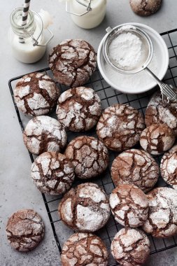 Çikolatalı browni kurabiye toz şeker. Çikolata kırıştırıyor.