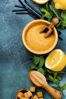Eski beton arka plan üzerinde ev yapımı ferahlatıcı limon suyu limonata, şeker kamışı ve nane için malzemelerle Konsept.