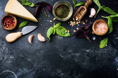 Eski koyu kırsal arka planda geleneksel İtalyan pesto sosu yapmak için gerekli malzemeler. Düz yatıyordu.