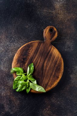 Eski koyu kırsal arka planda geleneksel İtalyan pesto sosu yapmak için gerekli malzemeler. Düz yatıyordu.
