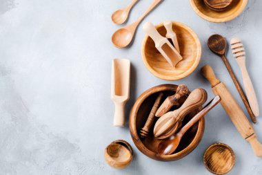 Gri beton arka planda yemek pişirmek için tahta boş tabaklar. Sıfır atık. Düz yatıyordu.