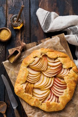 Elma galette, pasta, bal ve ahşap bir arka plan üzerinde şeker kamışı ile pasta. Kopya alanı. Üstte görüntü
