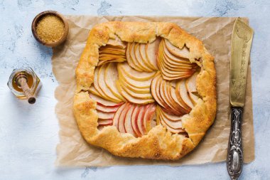 Elma galette, pasta, bal ve hafif beton arka plan üzerinde şeker kamışı ile pasta. Kopya alanı. Üstte görüntü