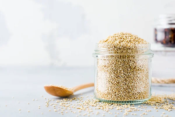 Grains Quinoa Crus Pot Nourriture Végétarienne Saine Sur Table Cuisine — Photo