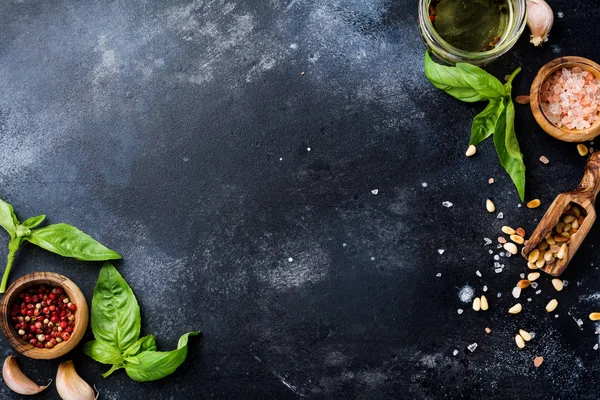 Zutaten Für Die Herstellung Traditioneller Italienischer Pesto Sauce Auf Dunklem — Stockfoto