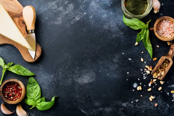 Zutaten Für Die Herstellung Traditioneller Italienischer Pesto Sauce Auf Dunklem — Stockfoto