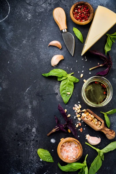 Ingredienti Preparazione Del Tradizionale Pesto Italiano Fondo Rustico Scuro Posa — Foto Stock