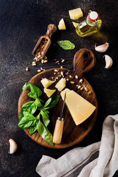 Zutaten Für Die Herstellung Traditioneller Italienischer Pesto Sauce Auf Dunklem — Stockfoto
