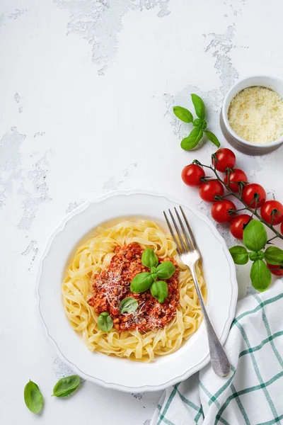 Traditional Italian Dish Fettuccine Pasta Bolognese Sauce Basil Parmesan Cheese — Stock Photo, Image