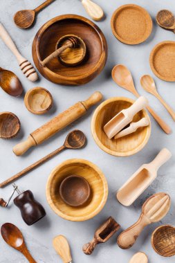 Gri beton arka planda yemek pişirmek için tahta boş tabaklar. Sıfır atık. Düz yatıyordu.