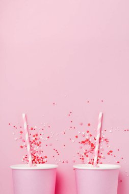 Pembe kağıt ışık arka plan üzerinde kahve iki pembe kağıt fincan. Sıfır atık kavramı. Düz yatıyordu.