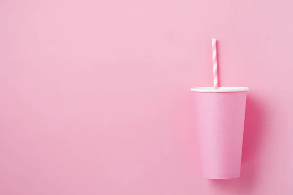 Pembe kağıt ışık arka plan üzerinde kahve bir pembe kağıt fincan. Sıfır atık kavramı. Düz yatıyordu.