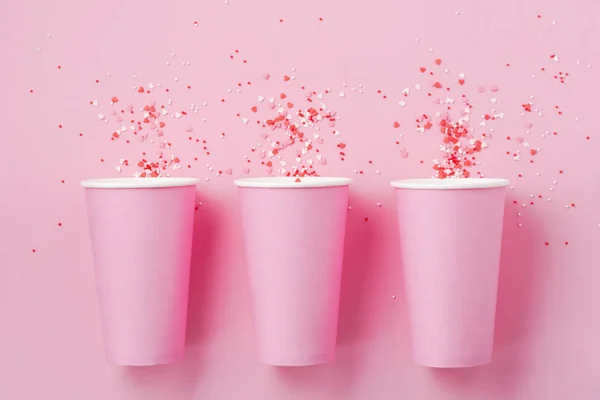 분홍색 배경에 분홍색 폐기물 — 스톡 사진