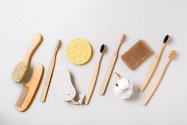 Sıfır atık, beton arka planda çevre dostu banyo aksesuarları konsepti. Düz yatıyordu.