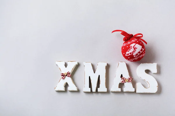灰色の背景に文字クリスマスと新年の装飾とクリスマスの構成 トップビュー — ストック写真