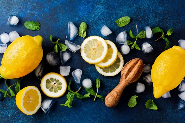 Turkuaz beton arka plan üzerinde koyu mavi plaka iki taze limon. Yemek geçmişi. Üstte görüntü.