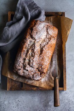 Ahududu, gri beton antika arka plan üzerinde bundt ile muz ekmeği. Seçici odak.