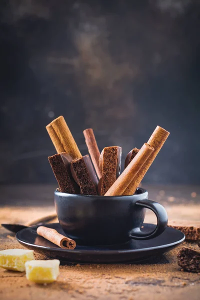 Pieces Porous Chocolate Cinnamon Sticks Black Coffee Cup Dark Old — Stock Photo, Image