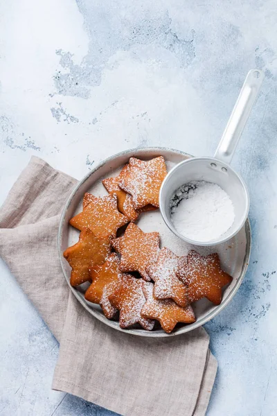 Ev yapımı yılbaşı yeni yıl yıldız şekli gingerbread çerezleri eski beton gri antika arka plan üzerinde seramik plaka. Üstten görünüm alanı ile.