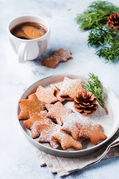 自制的圣诞新年明星形状姜饼饼干在陶瓷板在旧的混凝土灰色复古背景 带空间的顶视图 — 图库照片