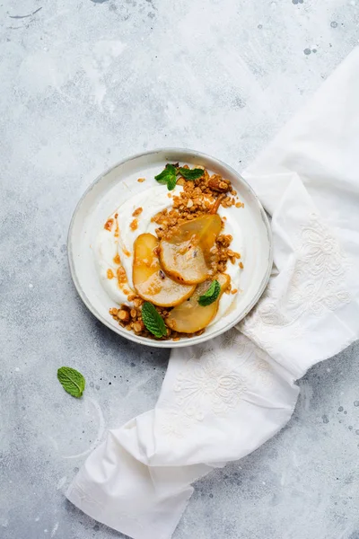 Greek Yogurt Caramelized Pear Granola Nuts Melted Sugar Wholesome Breakfast — Stock Photo, Image