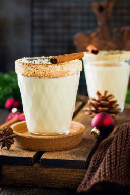 Yumurta likörü geleneksel Noel içki milkshake karanlık eski zemin üzerine tarçın ile. Seçici odak.