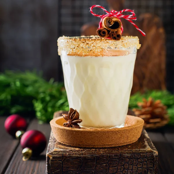 Eierlikör Traditionelles Weihnachtsgetränk Milchshake Mit Zimt Auf Dunklem Altem Hintergrund — Stockfoto