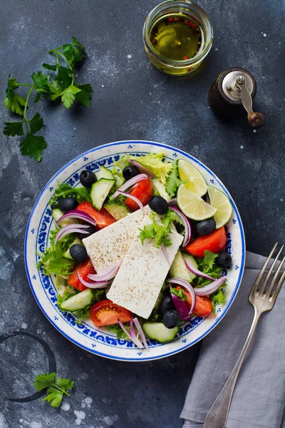 Insalata Greca Tradizionale Piatto Vegetariano Con Lattuga Fresca Olive Peperoni — Foto Stock