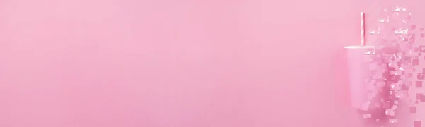 Egy Rózsaszín Papír Csésze Kávét Törött Pixel Rózsaszín Világos Papír — Stock Fotó