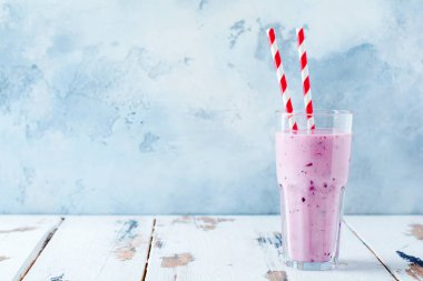 Çikolata, berry ve vanilya güler yüzlü iç. Kilo kaybı, fitness, sağlıklı yaşam kavramı. Sağlıklı organik beslenme sallıyor.