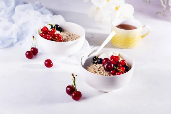 Farina Avena Cruda Con Yogurt Bacche Ciliegia Ribes Mirtillo Una — Foto Stock