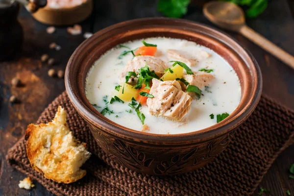 Minestra Cremosa Finlandese Calda Con Salmone Verdure Vecchia Ciotola Ceramica — Foto Stock