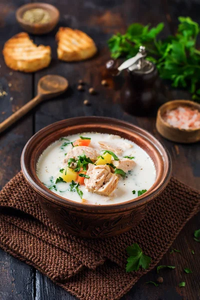 Minestra Cremosa Finlandese Calda Con Salmone Verdure Vecchia Ciotola Ceramica — Foto Stock