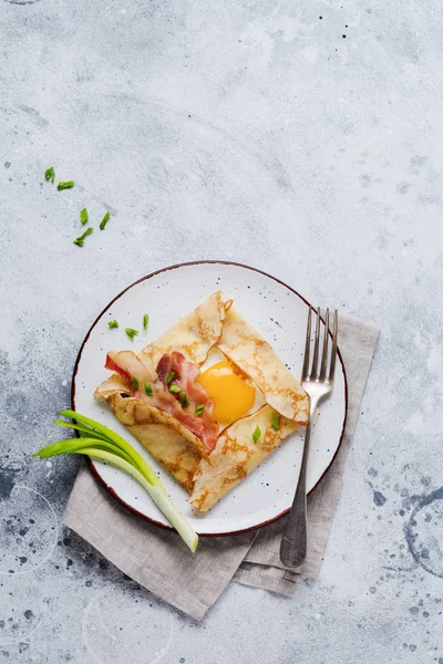 Crepe Com Ovo Frito Queijo Bacon Cebola Verde Para Café — Fotografia de Stock